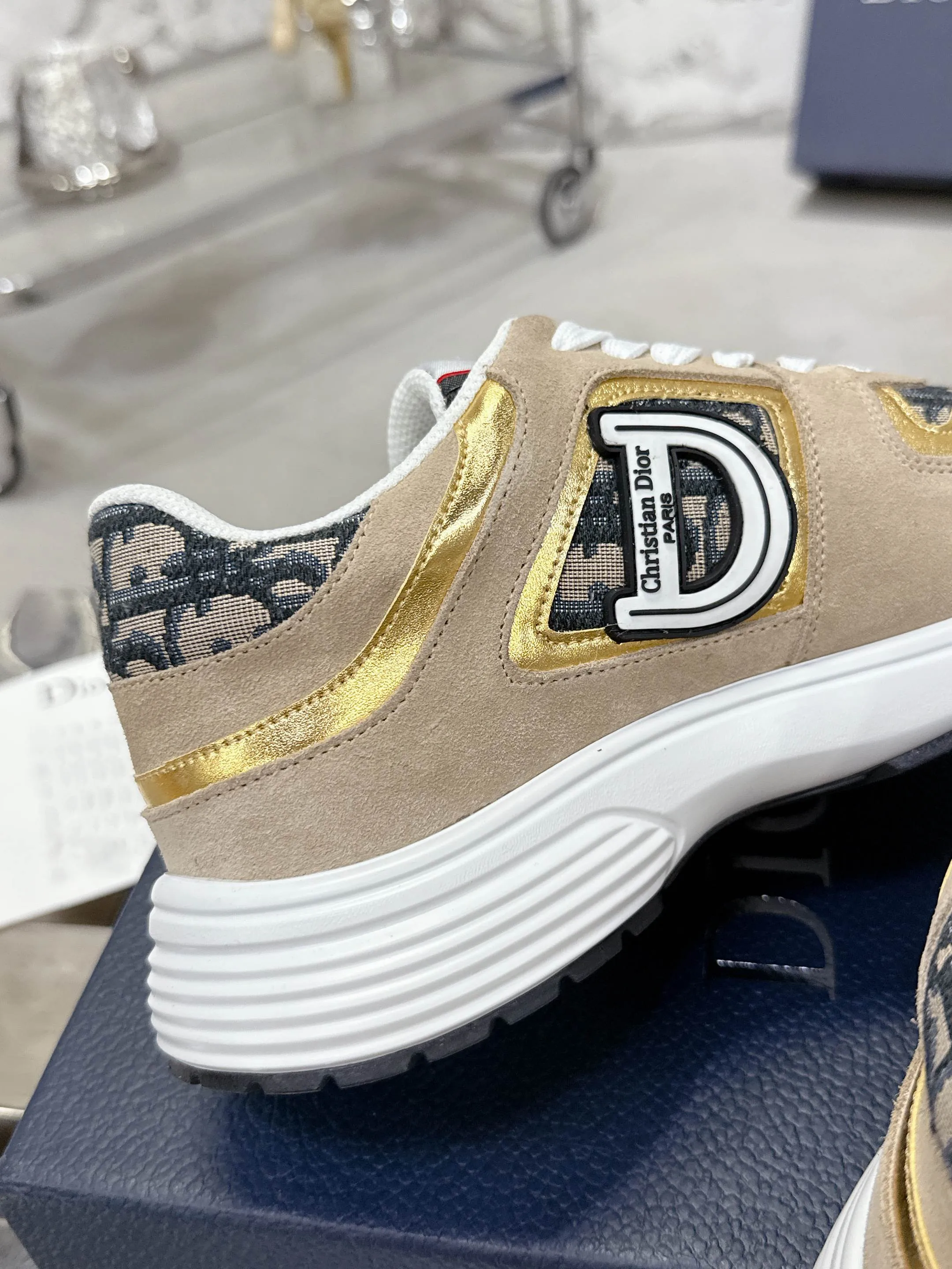 Men's men's shoes💰580💰 Dior Dior's latest color matching B30 series dad sneakers original 17960💰 purchased for development and production Brand new B30 sneakers Dad Shoes style shoes that follow the trend of the retro market The Dior logo on the tongue also indicates that this pair of shoes is the B30 model! B30 uses fine-textured leather and mesh cloth materials to form a shoe body. There are conspicuous letters CD on both sides of the shoe body to indicate identity. Many lines on the shoe body outline details to make the shoes look less monotonous and full of retro flavor. The delivery counter is exquisitely packaged🛍📦 ▪️Fabric: Original customized technical fabric + mesh ▪️Inner lining: Customized breathable lining ▪️Outsole: Original molded IP foam + TPU outsole ▪️Sole thickness: 3.5CM ▪️Size: Men's size 39-46 (Male size 38.45.46 customized)